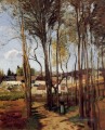 ein Dorf durch die Camille Pissarro Bäume